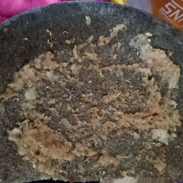 Haluskan bawang putih, kencur, dan ketumbar.