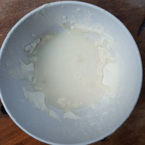 Buat pelapis basah dengan campurkan sebagian pelapis kering kemudian larutkan dengan air, aduk rata. Masukkan kulit ayam yang sudah dilapisi tepung kering lalu aduk-aduk. Pastikan seluruh permukaan kulit dilapisi pelapis kering dan basah.