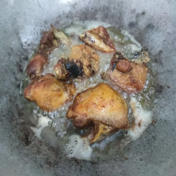 Panaskan minyak goreng, goreng ayam hingga kuning kecoklatan.