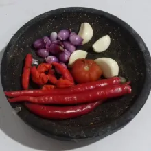 Haluskan bumbu.