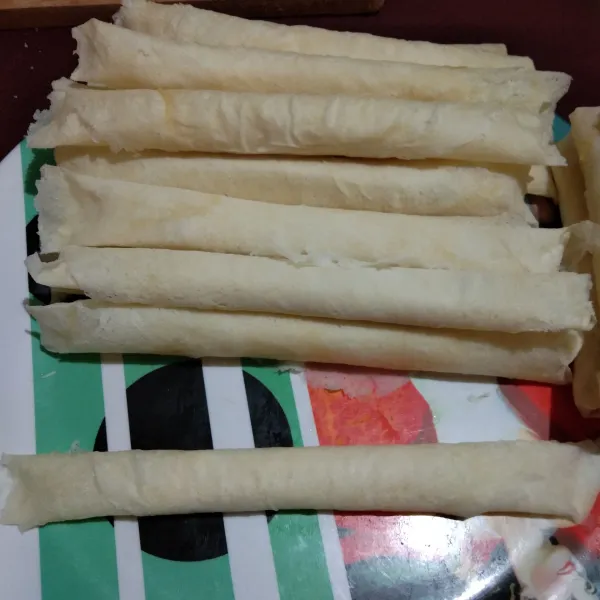 gulung memanjang  dan ujungnya basahi dengan sedikit air untuk merekatkan kulit lumpianya.