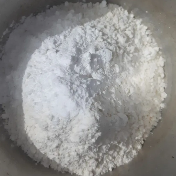 Masukkan tepung terigu dan tepung tapioka dalam wadah. Aduk rata.