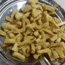 Potong-potong tahu dan goreng hingga agak kering. Angkat dan sisihkan.