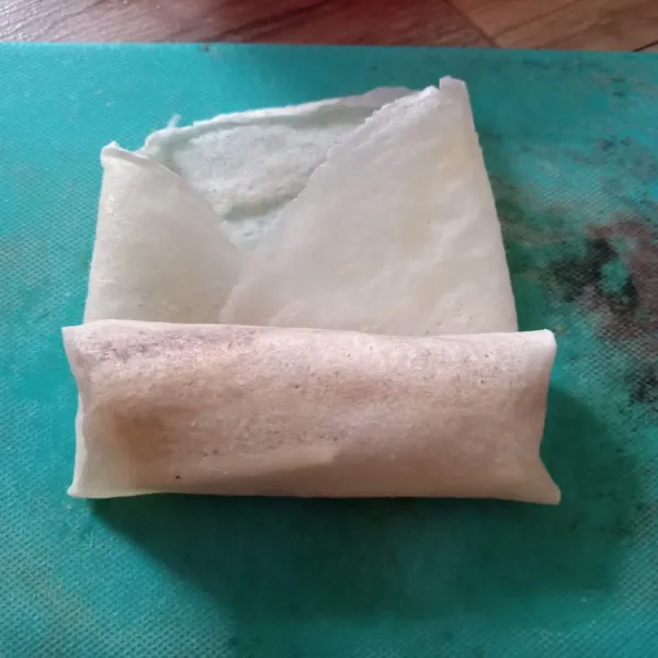 Lipat amplop dan gulung.