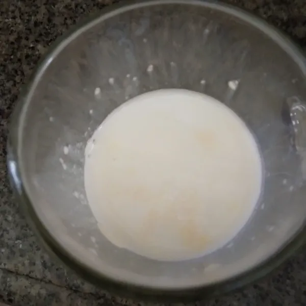 Larutkan fiber cream dengan air matang, aduk rata.