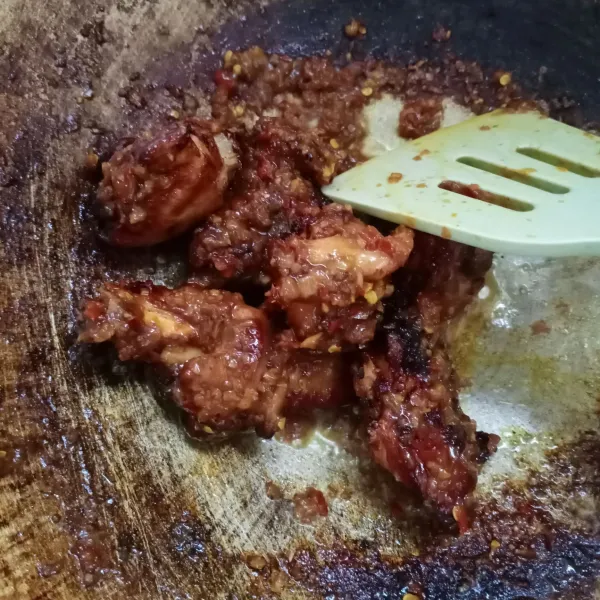 Beri 1 sdm minyak goreng pada sisa bumbu. Tumis sebentar kemudian masukkan ayam goreng. Aduk rata. Angkat.