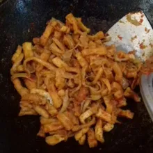 Aduk rata, masak hingga bumbu meresap dan kering. Angkat dan hidangkan.