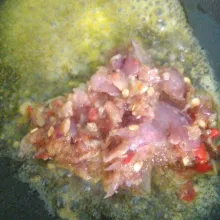 Tumis bumbu halus menggunakan butter hingga harum.