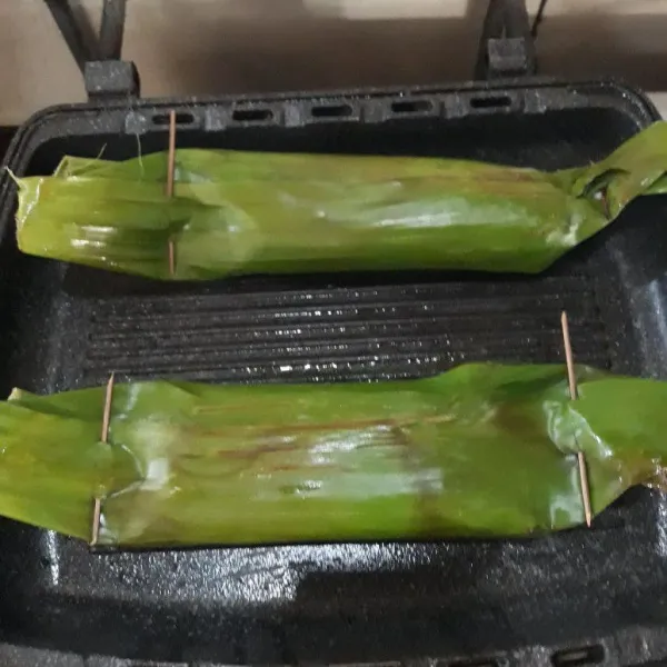 Panaskan pan lalu bakar nasi yang telah digulung sampai agak gosong kedua sisinya dan siap disajikan.