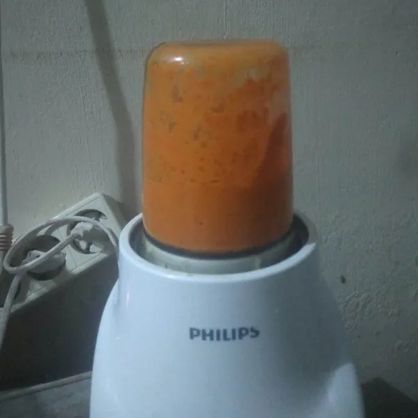 Blender semua bahan bumbu halus.