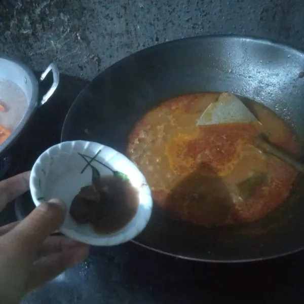 Jika daging sudah empuk, masukkan air asam, gula merah, kecap manis, garam dan kaldu bubuk. Aduk rata.