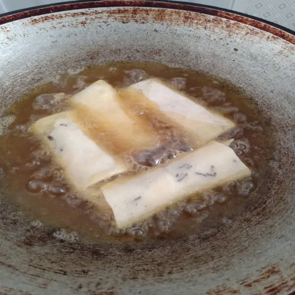 Goreng lumpia hingga kecoklatan dan tiriskan.