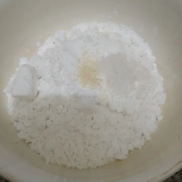 Buat cireng, dalam wadah campur tepung tapioka, garam dan kaldu jamur, aduk rata.