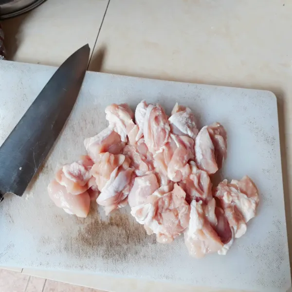 Potong-potong ayam ukuran 2 cm.