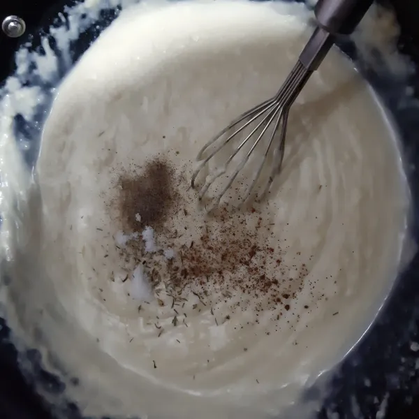 saus keju: panaskan butter dan terigu, aduk cepat hingga menggumpal. masukkan susu perlahan. beri parutan keju dan bahan seasoningnya. aduk rata hingga mengental.
