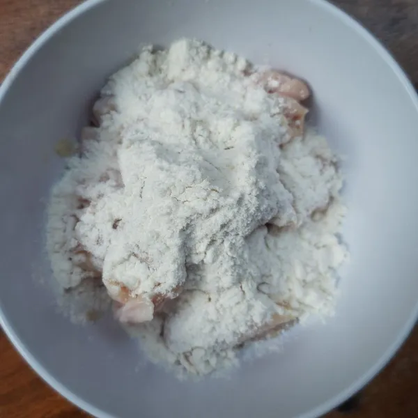 Balut kulit ayam dengan tepung terigu.