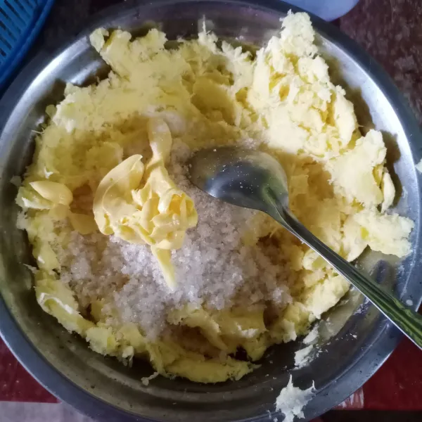 Campur singkong dengan gula, margarin, dan vanili. Aduk hingga rata.