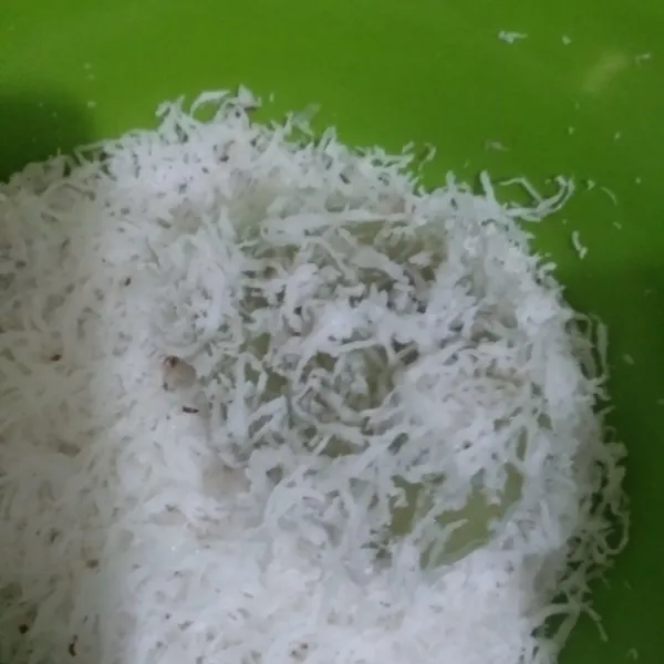 Angkat, tiriskan. Gulingkan pada kelapa parut.