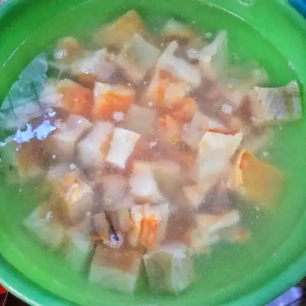 Potong-potong asin jambal roti, rendam dengan air beras 1 jam an untuk mengurangi asinnya.