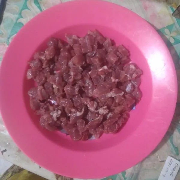 Cuci daging, potong dadu kecil lalu cuci kembali. Tiriskan.