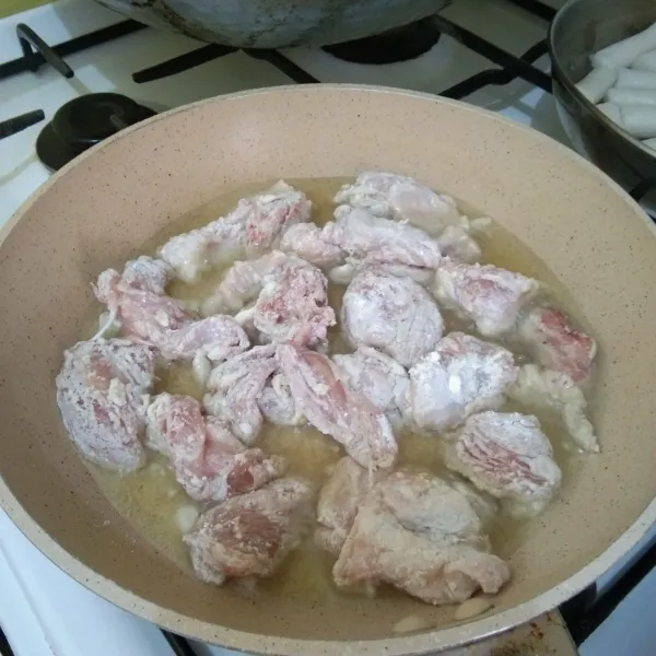 Goreng ayam hingga matang kecokelatan, tiriskan.