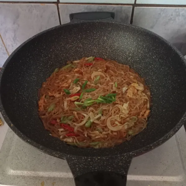Masak hingga kering, lalu masukkan potongan daun bawang. Koreksi rasanya, jika sudah pas, matikan api. Siap disajikan.