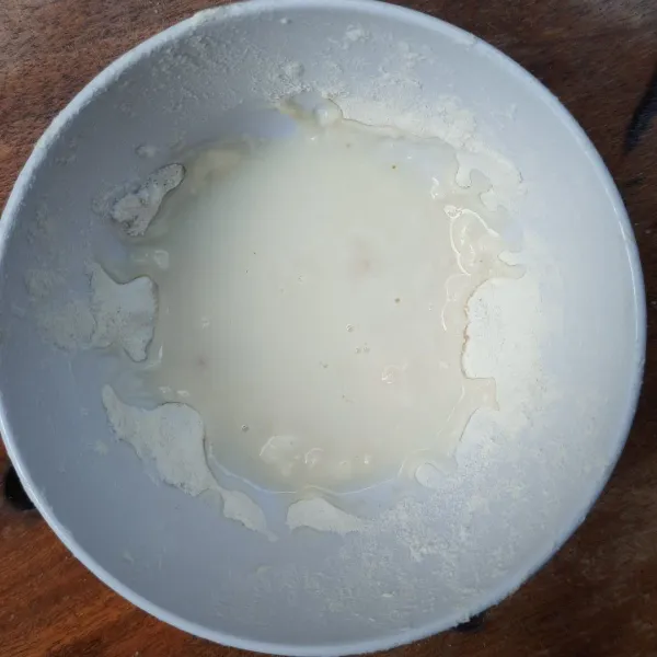 Ambil 1/2 sdm tepung kering, larutkan dengan air. Masukkan kulit ayam ke dalamnya.