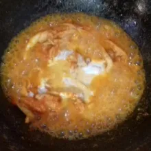 Masukkan santan, garam gula lada bubuk. Aduk rata.