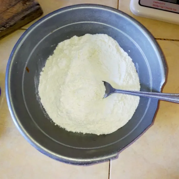 Campurkan tepung terigu, garam, vanili bubuk, dan baking powder. Aduk rata.
