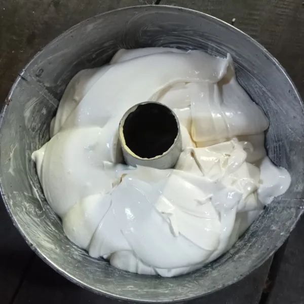 Tuang 3/4 adonan kedalam loyang yang sudah dioles tipis dengan mentega dan ditaburi sedikit tepung.