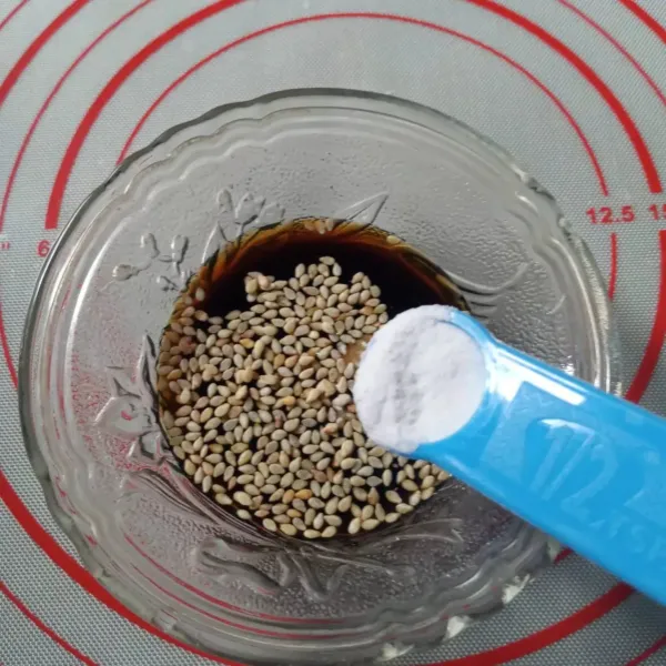 Campur jadi satu kecap manis, kecap ikan, kecap asin, bawang putih bubuk, wijen sangrai dan cabe bubuk, aduk rata.