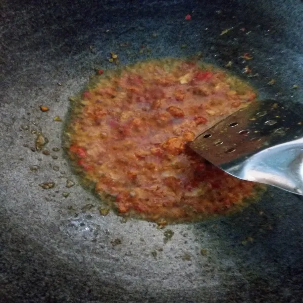 Panaskan minyak, tumis bumbu hingga harum.