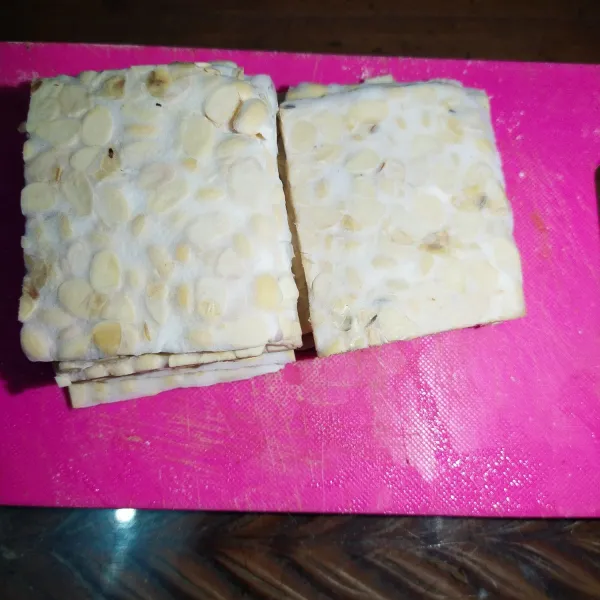 Potong tempe sesuai selera.
