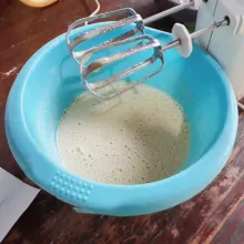 Mixer telur dan gula sebentar hingga gula larut.