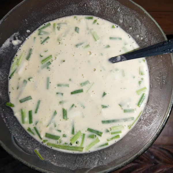 Kemudian masukkan bumbu yang dihaluskan ke dalam tepung terigu dan masukkan air, aduk rata.