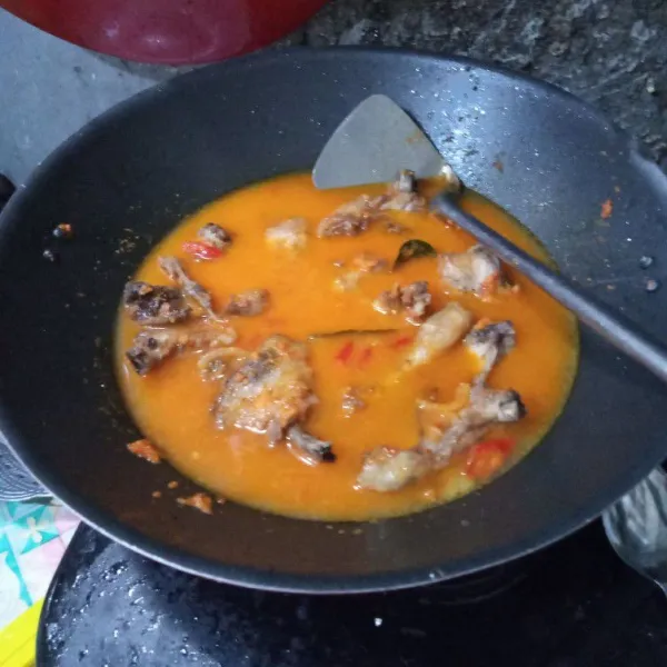 Tuang air. Masak hingga mendidih selama 10 menit.