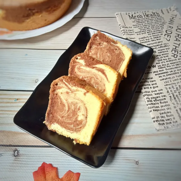 Setelah matang keluarkan dari loyang, potong-potong setelah agak dingin dan siap disajikan.