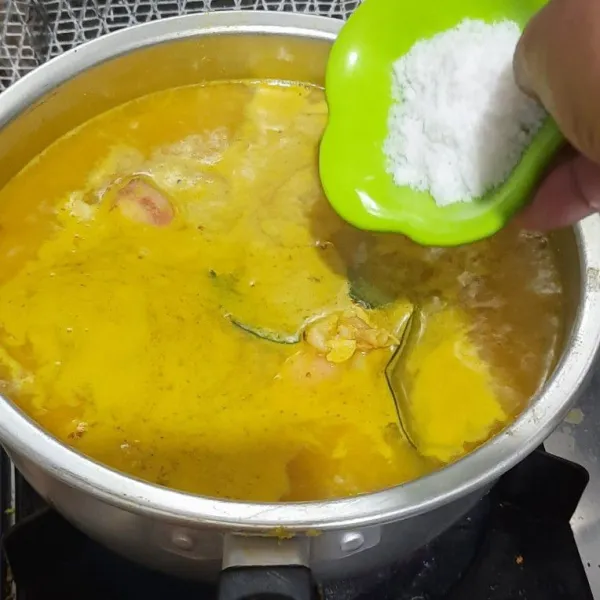Tambahkan garam, masak hingga matang dan air menyusut.