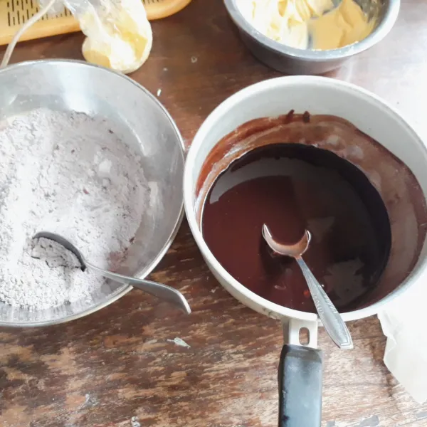 Campur dan ayak terigu dan cokelat bubuk. Cincang cokelat kemudian campurkan dengan margarin dan minyak, lelehkan (tim), sisihkan.