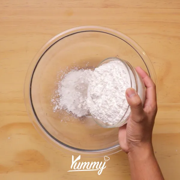 Siapkan bowl lalu campurkan tepung ketan, kelapa parut, gula pasir, garam dan santan ke dalamnya.