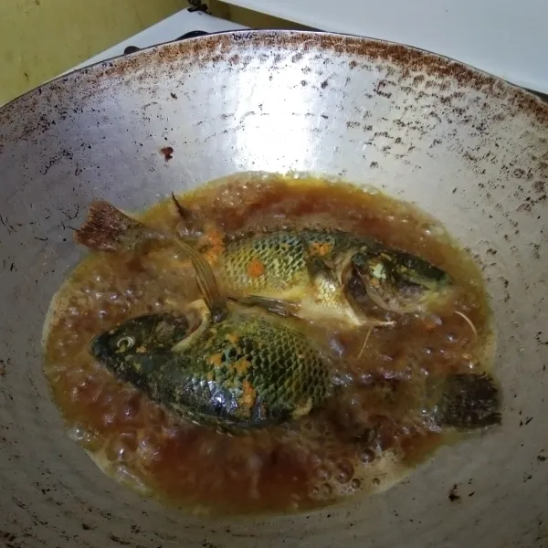 Goreng ikan nila hingga matang kecokelatan, tirskan.