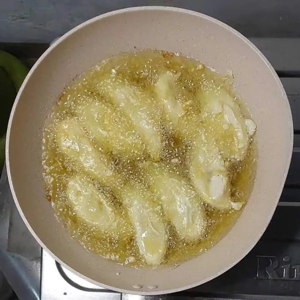 Panaskan minyak, goreng pisang dengan balutan adonan tepung, jangan lupa dibolak balik, tunggu sampai matang berubah warna kuning keemasan.