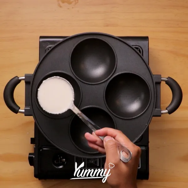 Siapkan cetakan serabi di atas kompor dengan api kecil lalu tuangkan adonan serabi ke dalamnya kemudian biarkan matang.