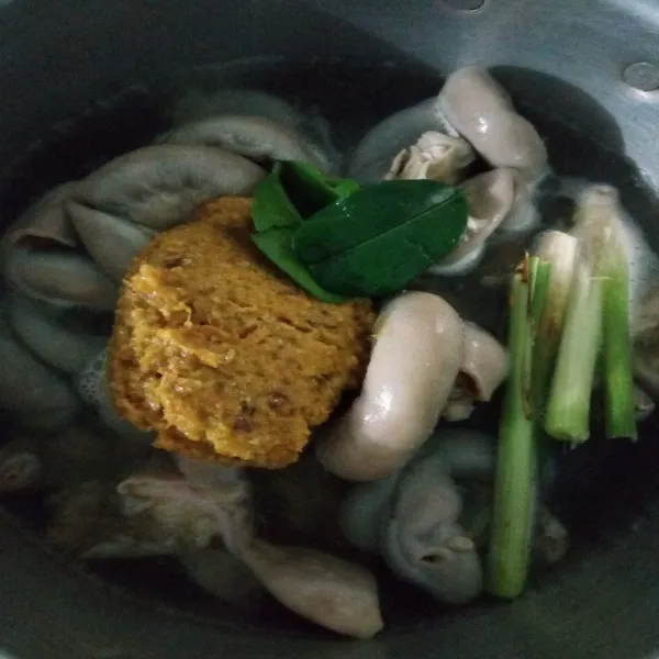 Tambahkan bumbu halus, daun jeruk dan sereh. Tambahkan air. Masak hingga mendidih.