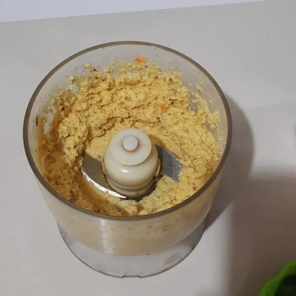 Haluskan bumbu.