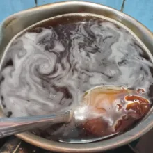 Didihkan air, gula, garam, dan gula merah hingga larut kemudian saring.