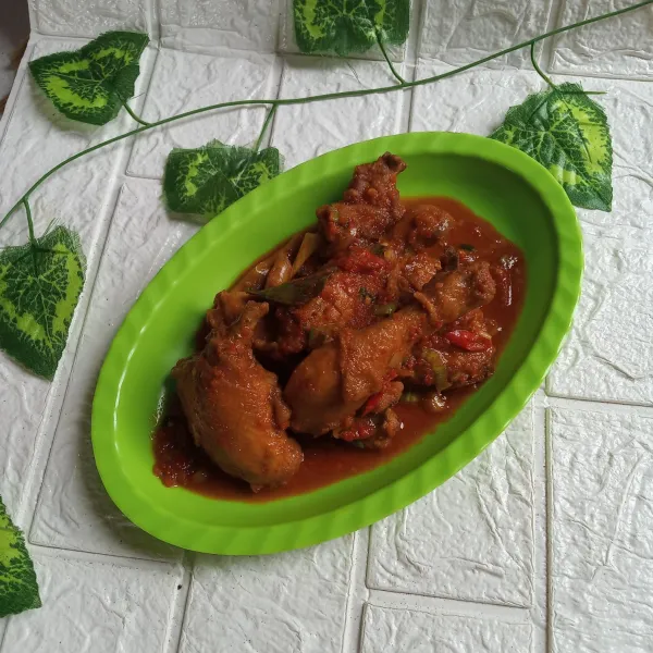 Tata dipiring saji. Hidangkan hangat.