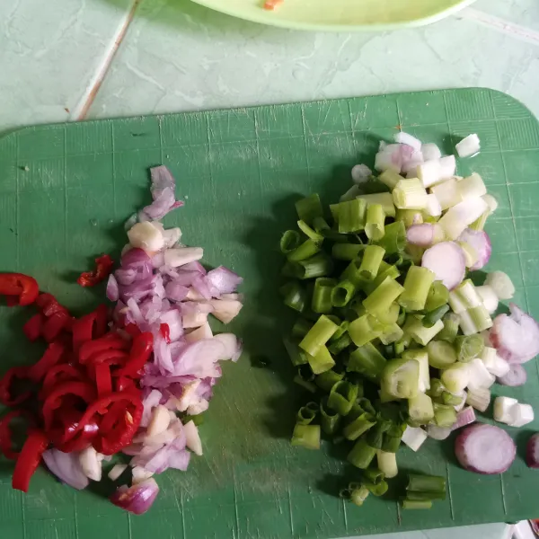 Siapkan cabai, bawang merah, bawang putih dan daun bawang.