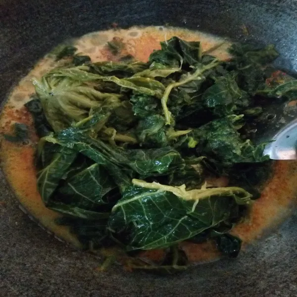 Masukkan daun pepaya yang sudah diiris. Aduk rata. Koreksi rasa.