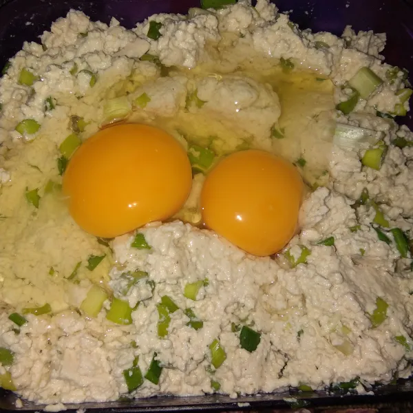 Setelah itu, tes rasa dan masukan telur. Lalu aduk rata.